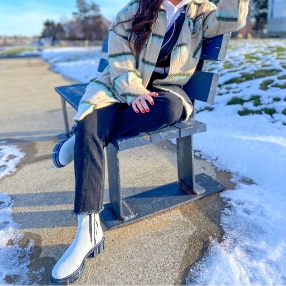 NIB Free People Brooks Lug Sole Suede Chelsea Boot, Dove Gray Mist, 8, 38.5, NWT - Picture 11 of 16